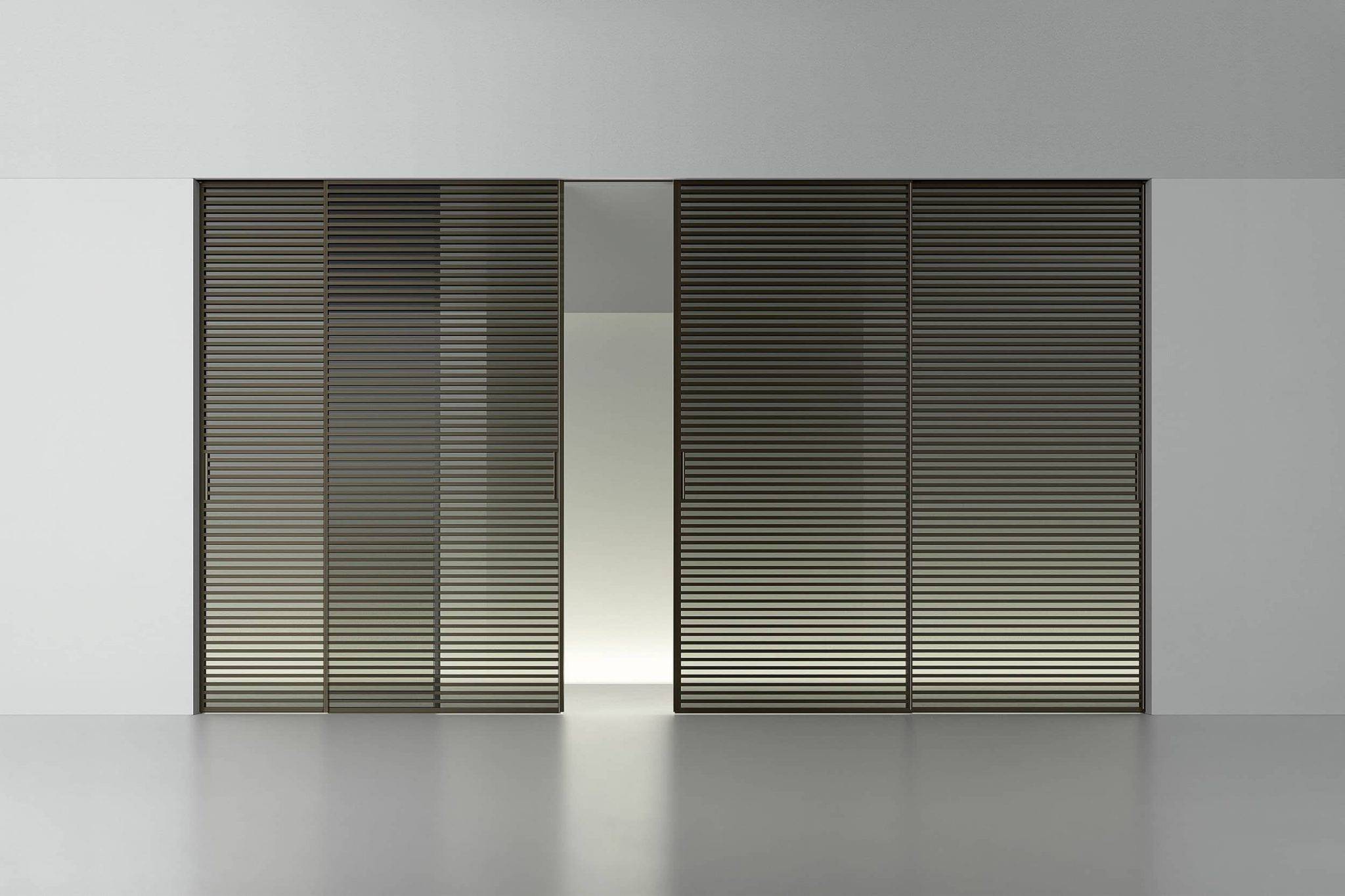 Moderne Rimadesio Stripe schuifdeuren met horizontale aluminium profielen in een minimalistisch interieu