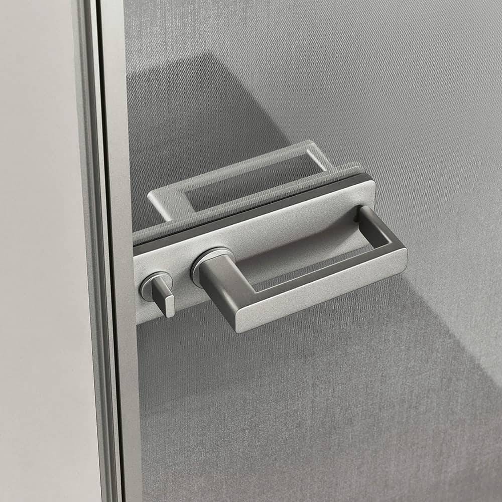 luxe italiaanse binnendeur met exclusief rete inox glas en greep in gelakt platino aluminium rimadesio zen kozijnloze deur