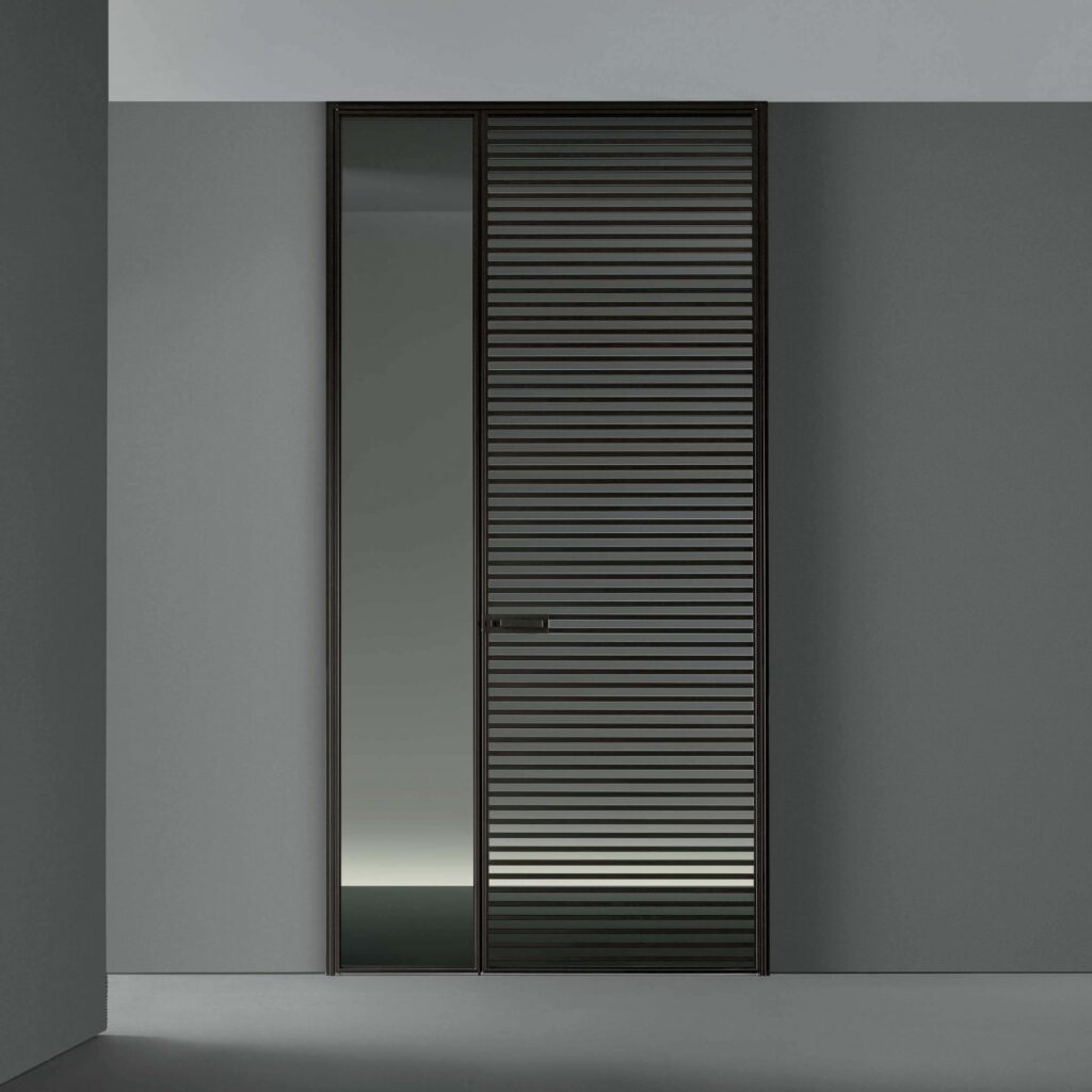 rimadesio luxe binnendeur in zwart gelakt aluminium profielen en transparant rookglas