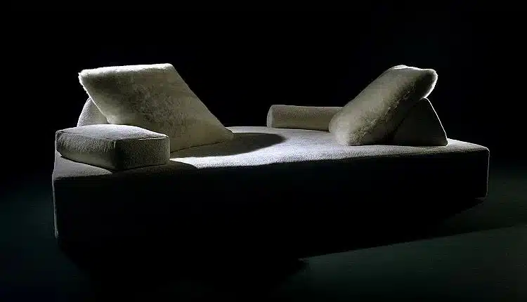 Edra Sherazade sofa, ontworpen door Francesco Binfaré, met een elegant en exclusief Italiaans design, vervaardigd uit hoogwaardige materialen zoals Gellyfoam® en donsveren, met configureerbare kussens voor ultiem comfort en veelzijdig gebruik.