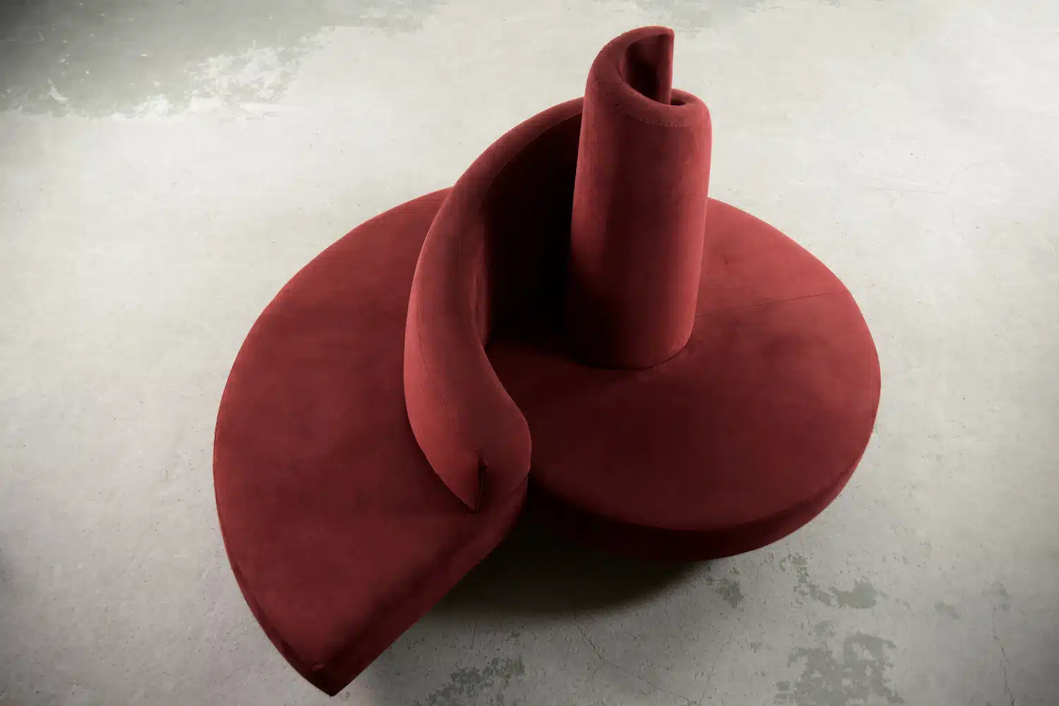 De Tatlin sofa is niet alleen een meubelstuk; het is een statement van stijl en luxe. Het unieke ontwerp en de hoogwaardige afwerking maken het een must-have voor liefhebbers van exclusief Italiaans design. Of u nu uw woonkamer, kantoor of een openbare ruimte wilt verfraaien, de Tatlin sofa biedt een ongeëvenaarde combinatie van comfort, esthetiek en functionaliteit. Deze unieke bank voor openbare ruimtes is een ware blikvanger en zorgt voor een luxueuze sfeer​