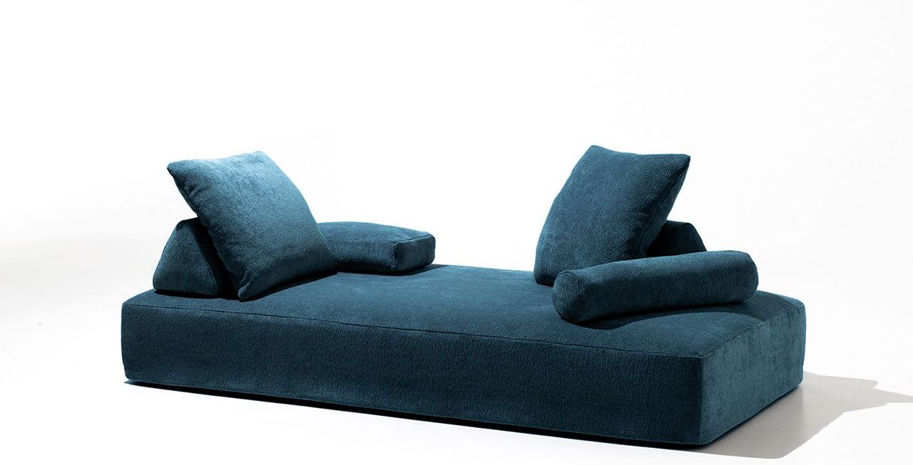 Edra Sherazade sofa, ontworpen door Francesco Binfaré, met een elegant en exclusief Italiaans design, vervaardigd uit hoogwaardige materialen zoals Gellyfoam® en donsveren, met configureerbare kussens voor ultiem comfort en veelzijdig gebruik.