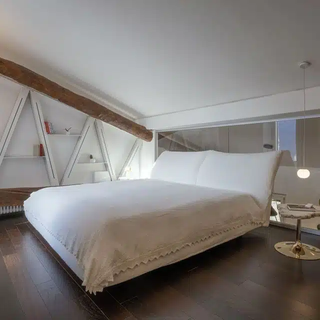 Het "Stand by Me" bed onderscheidt zich door zijn unieke en innovatieve ontwerp, met een focus op zowel functionaliteit als visuele aantrekkingskracht. Het bed is uitgerust met twee grote, individueel verstelbare "slimme" kussens die het hoofdbord vormen. Deze kussens kunnen in verschillende posities worden geplaatst, wat uitzonderlijk comfort biedt, of je nu rechtop zit om te lezen of achterover leunt om te ontspannen. Dit maakt het bed ideaal voor mensen die hun slaapkamer niet alleen willen gebruiken om te slapen, maar ook als een ruimte om te ontspannen en te genieten.