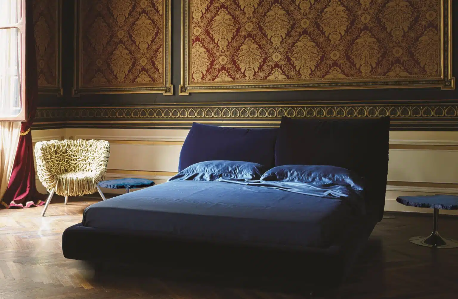 luxe Italiaans designbed van het merk Edra, bekend als het "Stand by Me" bed, dat wordt verkocht bij Noctum in Rotterdam. Het bed wordt gekenmerkt door verstelbare slimme kussens, die comfort en veelzijdigheid bieden.