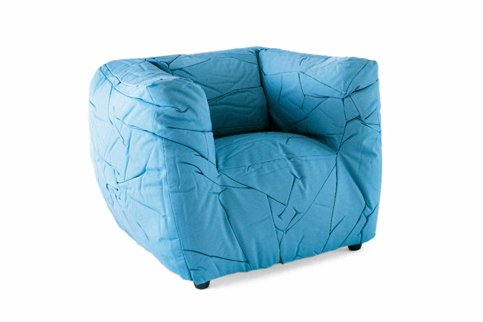 Een opvallende blauwe uitvoering van de Sponge-armchair staat centraal in deze afbeelding. De felle kleur in combinatie met de kenmerkende textuur en het ontwerp van de stoel maakt het een perfect meubelstuk voor een speelse en eigentijdse inrichting. Deze variant toont hoe de Sponge-armchair in verschillende kleuren kan worden uitgevoerd om te passen bij diverse stijlen.