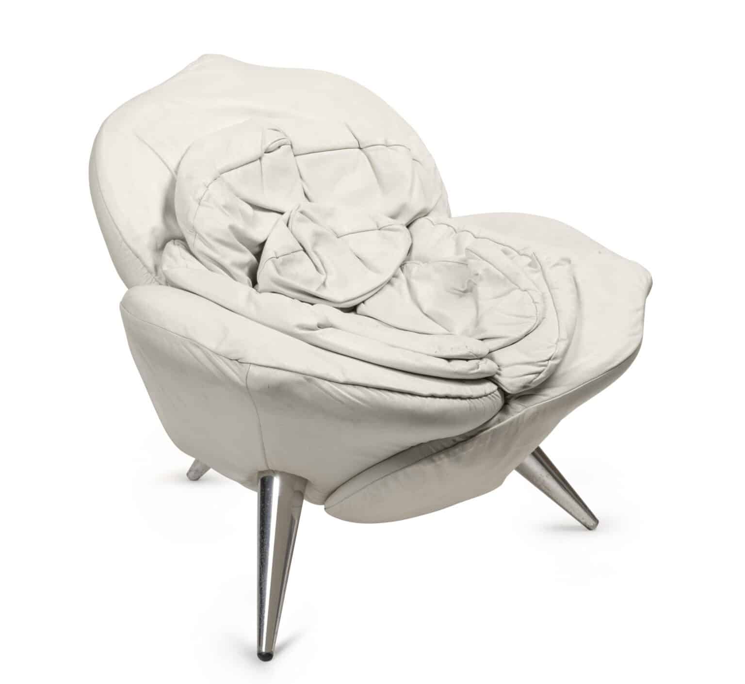 moderne design stoel in wit leder in de vorm van een roos Edra Rose chair via Noctum Rotterdam