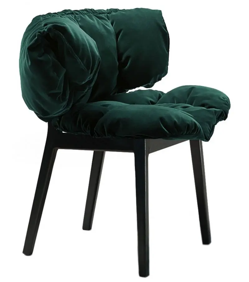 een groene variant van de Blue Velvet stoel van Edra. Het ontwerp van de Campana broers combineert de zachte fluwelen bekleding met een robuust ebbenhouten frame, wat het een opvallend en comfortabel meubelstuk maakt.