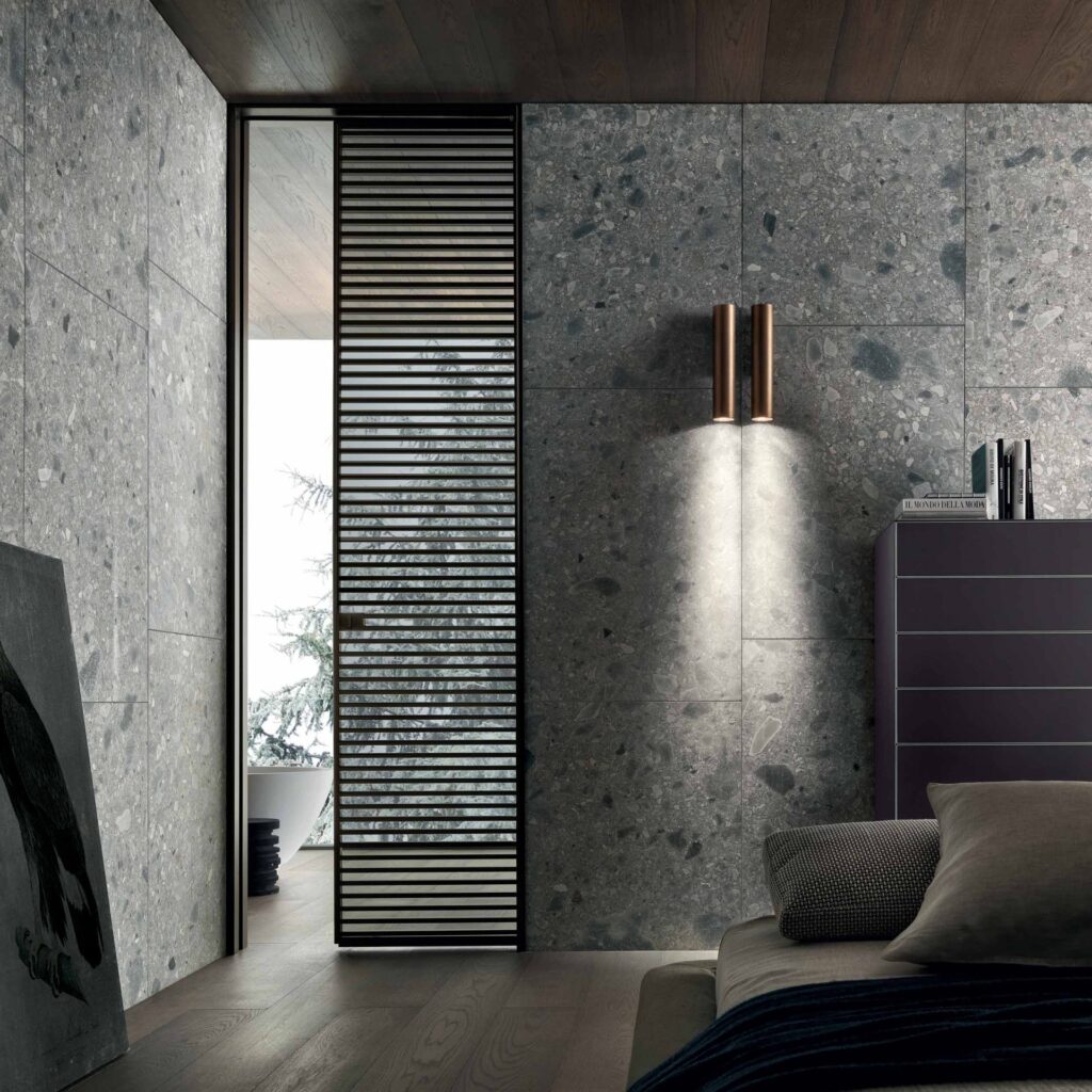 Moderne slaapkamer met een Rimadesio schuifdeur met horizontale lamellen en een natuurstenen muur, ontworpen in luxe Italiaans design